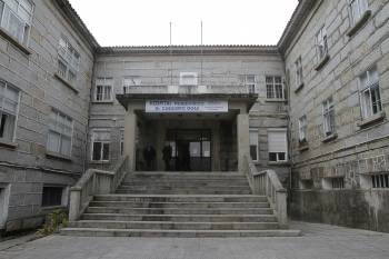Acceso principal al antiguo Hospital psiquiátrico de Toén, que permanece cerrado desde el 16 de enero de 2012. (Foto: MIGUEL ÁNGEL)