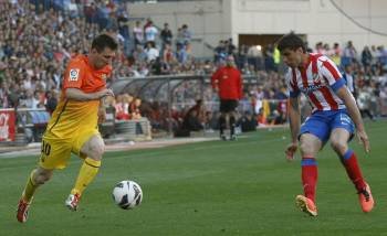 Messi encara a Insúa en el partido del Calderón. (Foto: F. ALVARADO)