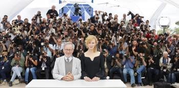Steven Spielberg posa con la actriz estadounidense Nicole Kidman, también miembro del jurado de Cannes. (Foto: I.A)
