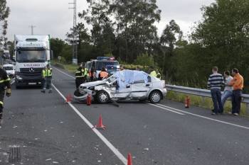 Imagen del accidente mortal ocurrido el pasado miércoles en Valga. (Foto: ALBERTE)