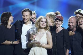 La danesa ganadora del festival de Eurovisión con el trofeo. (Foto: JESSICA GOW)