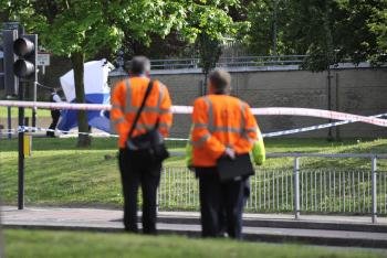 Dos agentes de policía inspeccionan el escenario donde un soldado murió y otros dos resultaron heridos en un ataque con machete en Londres, Reino Unido (Foto: EFE)