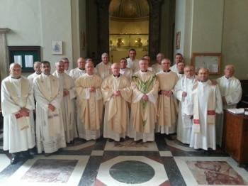 Los obispos gallegos, con varios sacerdotes durante su viaje a Roma para la toma de posesión de Francisco.