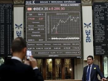 Panel en la Bolsa de Madrid que muestra el principal indicador de la Bolsa española, el IBEX 35 (Foto: EFE)