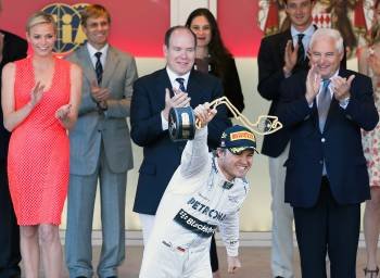 El piloto alemán Nico Rosberg celebra la victoria en el atípico podio del Gp de Mónaco. (Foto: SRDJAN SUKI)