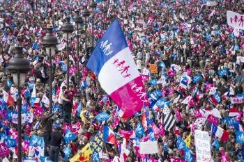 Miles de manifestantes portan banderas durante la marcha contra el matrimonio gay en las calles de París. (Foto: ET. LAURENT)