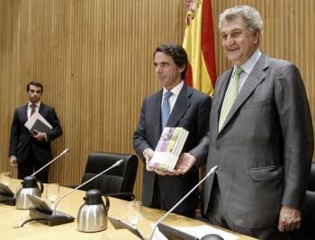 El expresidente del Gobierno José María Aznar y el presidente de la Cámara Baja, Jesús Posada. (Foto: FERNANDO ALVARADO)