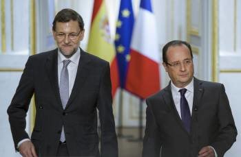Rajoy con el presidente francés, François Hollande durante el encuentro que mantuvieron en París. (Foto: ETIENNE LAURENT)