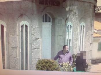 Una de las fotografías aportadas por el detective, en la que se ve a Pardellas saliendo de la Casa Consistorial de Melón.