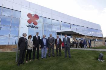 Francisco Conde y Celso Pérez (tercero y cuarto por la izquierda), junto al resto de autoridades que asistieron a la inauguración de la nueva planta. (Foto: XESÚS FARIÑAS)