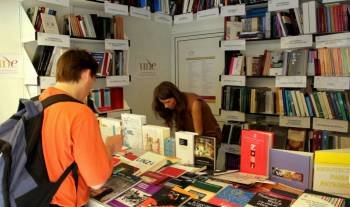 Un visitante de la Feria del Libo de Madrid consulta las últimas novedades editoriales en un stand. 