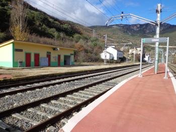 La estación de Covas (Rubiá) es una de las afectadas por la supresión de paradas.