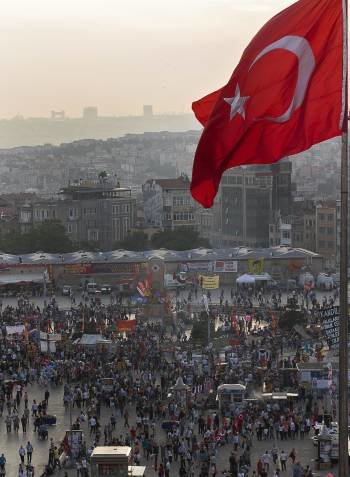 Aspecto que ofrece la plaza de Taksim, repleta de opositores. (Foto: KERIM OKTEM)
