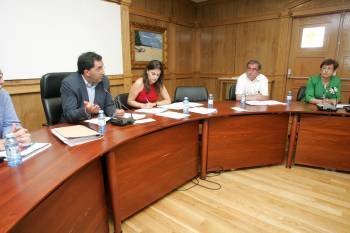 Pleno en Xinzo de Limia, presidido por el alcalde, Antonio Pérez -izquierda-. (Foto: MARCOS ATRIO)