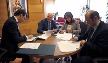 La conselleira Beatriz Mato firma los convenios con las diputaciones de Ourense, A Coruña y Pontevedra. (Foto: LAVANDEIRA JR.)