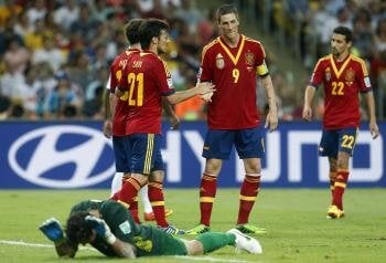 El delantero español Torres celebra uno de sus goles. (Foto: Felipe Trueba)