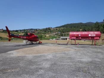 Helicóptero de la base de lucha contra incendios de O Barco. (Foto: J.C.)