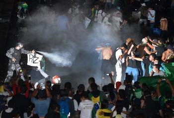 Los manifestantes son dispersados por la policía frente al Palacio de Itamaraty, la sede de la cancillería brasileña.