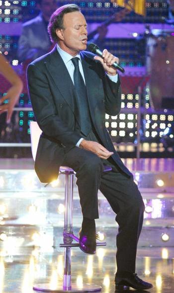 Julio Iglesias en una actuación. (Foto: ARCHIVO)