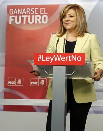 La vicesecretaria general del PSOE, Elena Valenciano, tras la Comisión Permanente de la Ejecutiva Federal. (Foto: I. MESA)