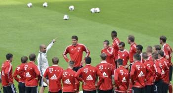Guardiola, conversando con sus futbolistas en el Allianz Arena. (Foto: PETER KNEFFEL)