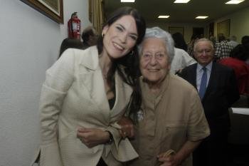 Cristina Pato con Antía Cal, la premiada el año pasado (Foto: MIGUEL ÁNGEL)