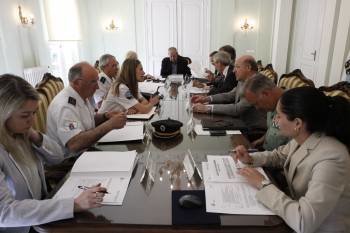 Miembros de la Junta local de seguridad en un momento de la reunión. (Foto: XESÚS FARIÑAS)