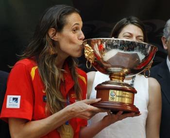 Amaya Valdemoro, ayer en Madrid con el trofeo conquistado en Francia. (Foto: J.J. GUILLÉN)