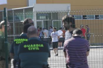 Agentes de la Guardia Civil realizan la ronda por T-Solar, donde los trabajadores continúan su encierro.  (Foto: MIGUEL ÁNGEL)