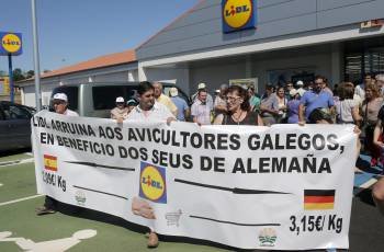 Protesta de los productores ante un centro comercial en Santiago de Compostela. (Foto: LAVANDEIRA JR)