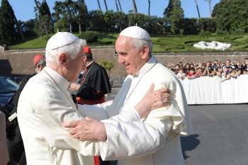 El papa emérito Benedicto XVI y el papa Francisco, juntos en la inauguración de una estatua del arcángel San Miguel.