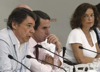 Ignacio González, José María Aznar y Ana Botella, en el campus de FAES. (Foto: JUAN CARLOS HIDALGO)