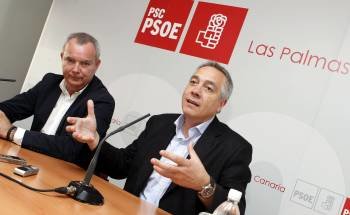 El líder del PSC, Pere Navarro y el secretario general en la capital grancanaria, Sebastián Franquis. (Foto: ELVIRA URQUIJO)
