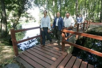 Martín, Baltar y Magana atraviesan una de las pasarelas que salvan el Arnoia. (Foto: MARCOS ATRIO)