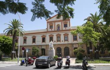 Fachada del colegio salesiano 'San Ignacio' de Cádiz, cuyo director, un cura, fue detenido por abusos. (Foto: ROMÁN RÍOS)