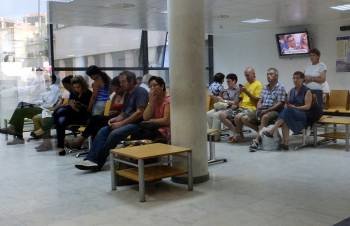 Sala de espera del servicio de Urgencias del CHUO. El de ayer fue un día de alivio frente a los anteriores. (Foto: MARCOS ATRIO)