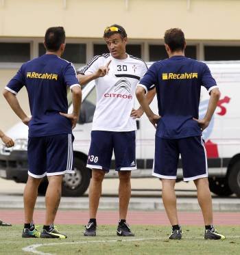 Luis Enrique charla con dos jugadores en Melgaço. (Foto: SALVADOR SAS)