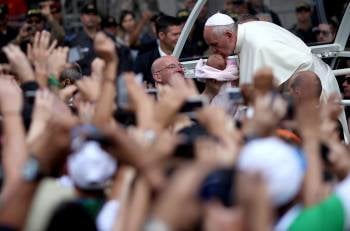 El papa besa a un bebé en la plaza de San Joaquín en Río de Janeiro. (Foto: ANTONIO LACERDA)