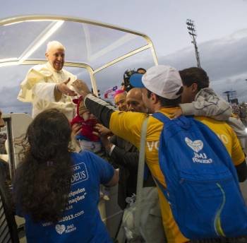 El papa saluda a varios jóvenes a su llegada para presidir el Viacrucis de la Jornada de la Juventud.            (Foto: ANTONIO LACERDA)