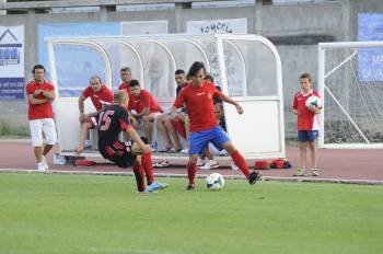 Noguerol encara al lateral del Deportivo Laure. (Foto: MARTIÑO PINAL)