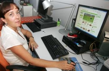 Chus Garza, delante del ordenador con la página 'Arrieiro 2.0', la plataforma de venta de productos ecológicos de huerta. (Foto: Marcos Atrio)
