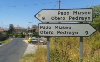 En Bóveda, Amoeiro, una señal doble indica la distancia y el emplazamiento del Pazo Museo de Otero Pedrayo, pero en direcciones opuestas, lo que genera confusión (Foto: A.Nespereira)