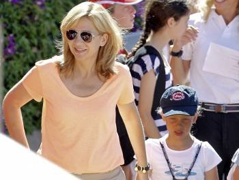 La infanta Cristina acudió este lunes, junto a uno de sus hijos, a la escuela de vela de Calanova en Mallorca. (Foto: BALLESTEROS)