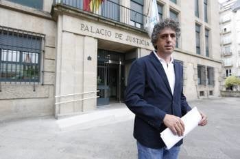 Xosé Manuel Pérez Bouza, tras presentar la documentación ante la Fiscalía. (Foto: XESÚS FARIÑAS)
