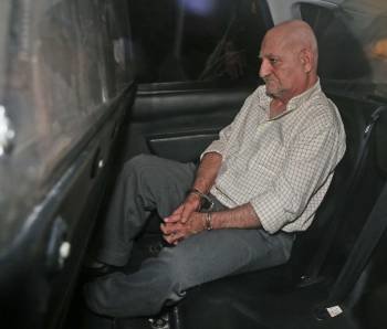 El pederasta Daniel Galván, esposado en el coche policial que lo trasladó al juzgado. (Foto: MARCIAL GUILLÉN)