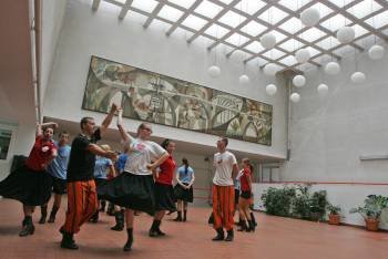 Polonia participa en las jornadas con bailes típicos del área de Silesia, de donde procede el grupo. (Foto: MARCOS ATRIO)