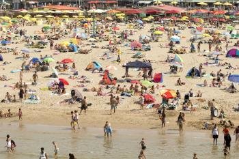 Decenas de bañistas disfrutaban de un día caluroso en la playa holandesa de Scheveningen (Países Bajos) el 2 de agosto. (Foto: EFE )