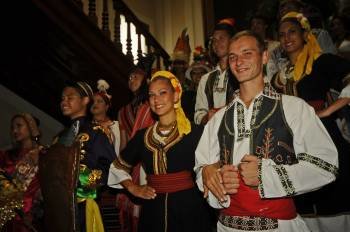 Los participantes del conjunto boliviano quisieron obsequiar a la Diputación con un detalle típico de su país. (Foto: MARTIÑO PINAL)