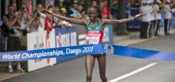 Edna Kiplagat en el momento de proclamarse campeona mundial de maratón en Daegu. (Foto: EFE )