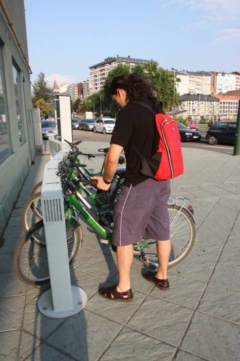 Un usuario recoge una bicicleta en la base de Os Remedios. (Foto: MIGUEL ÁNGEL)